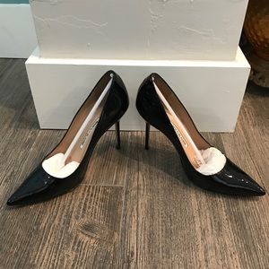 Manolo Blahnik black patent leather BB 105 pumps!!